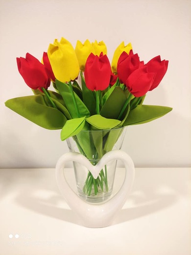 kytice složena z červených a žlutých tulipánů