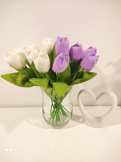 kytice složena z fialových a bílých tulipánů