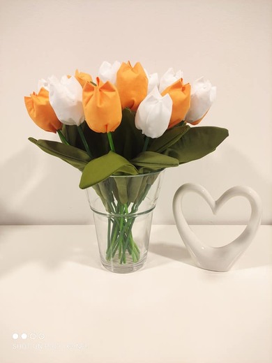kytice složena z oranžových a bílých tulipánů