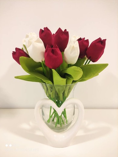 kytice složena z bordó a smetanových tulipánů