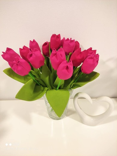 kytice složena z růžových -  malinových tulipánů