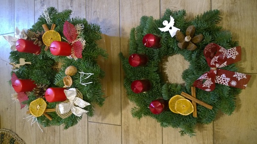 věnce adventní kulaté - červené